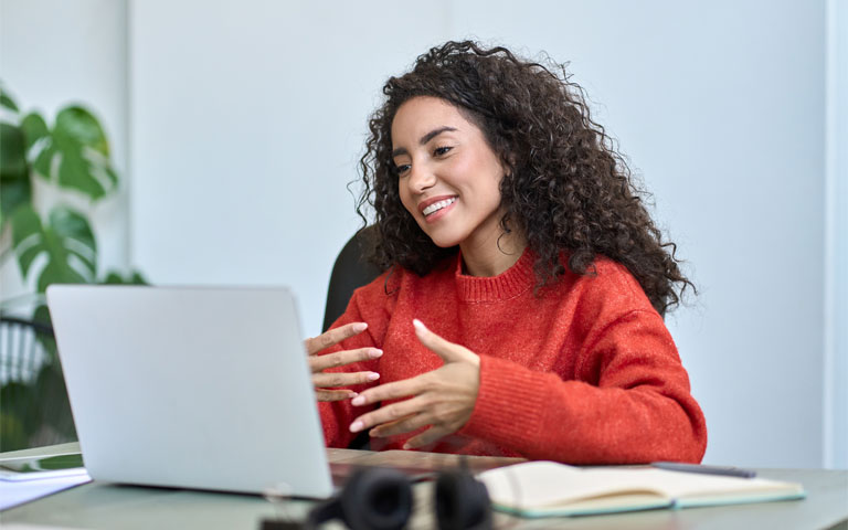 Young lady is sitting in front of the laptop